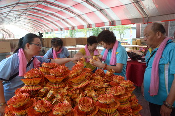 主委在看祭典組及義工在排列蓮花